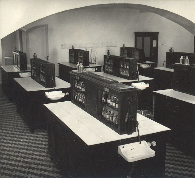 laboratorio farmaceutico anni '30
