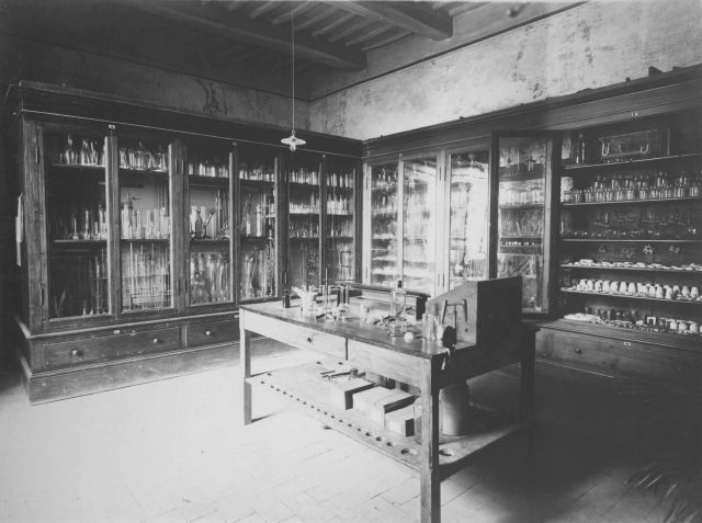 laboratorio chimico anni '30